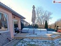 Prodej krajního ŘRD 5+KK 125 m2, pozemek 370 m2, U Háječku, Nučice, Praha západ - bazén s terasou a přístavba