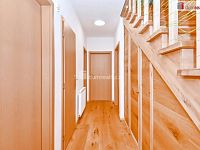 Prodej krajního ŘRD 5+KK 125 m2, pozemek 370 m2, U Háječku, Nučice, Praha západ - chodba schody úložný prostr 