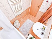 Prodej krajního ŘRD 5+KK 125 m2, pozemek 370 m2, U Háječku, Nučice, Praha západ - koupelna 1.NP