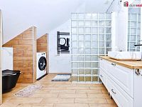 Prodej krajního ŘRD 5+KK 125 m2, pozemek 370 m2, U Háječku, Nučice, Praha západ - koupelna podkroví 2