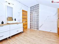 Prodej krajního ŘRD 5+KK 125 m2, pozemek 370 m2, U Háječku, Nučice, Praha západ -  koupelna podkroví