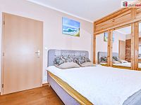 Prodej krajního ŘRD 5+KK 125 m2, pozemek 370 m2, U Háječku, Nučice, Praha západ - ložnice vest skříň