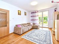 Prodej krajního ŘRD 5+KK 125 m2, pozemek 370 m2, U Háječku, Nučice, Praha západ - obývák vstup do pracovny a na trasu