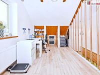 Prodej krajního ŘRD 5+KK 125 m2, pozemek 370 m2, U Háječku, Nučice, Praha západ - podkroví pracovna