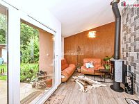Prodej krajního ŘRD 5+KK 125 m2, pozemek 370 m2, U Háječku, Nučice, Praha západ - přístavba krb vstup na terasu a zahradu
