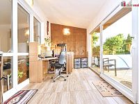 Prodej krajního ŘRD 5+KK 125 m2, pozemek 370 m2, U Háječku, Nučice, Praha západ - přístavba pracovna vstup na terasu s bazénem 