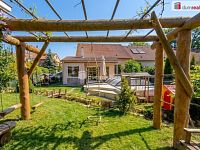 Prodej krajního ŘRD 5+KK 125 m2, pozemek 370 m2, U Háječku, Nučice, Praha západ - workout, pergola