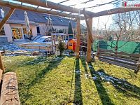 Prodej krajního ŘRD 5+KK 125 m2, pozemek 370 m2, U Háječku, Nučice, Praha západ -  workout pohled na dům