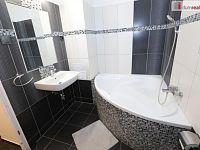 Krásný byt 2+1 po kompletní rekonstrukci ve druhém patře cihlového domu v Chebu - 14