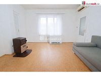 Pronájem domu se zahradou, 3+1, 75 m2, půda 75 m2, pozemek 475 m2, Praha 10 - Hostivař - 13