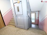 Krásný útulný byt 1+1 v šestém patře panelového domu s výtahem v Sokolově - 13