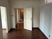 Prostorný byt 4+1 v prvním patře cihlového domu se zahradou a parkováním ve Františkových Lázních - 10