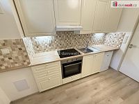 Pronájem bytu 1+1 27 m2 P5 Smíchov nezařízený po rekonstrukci pavlač