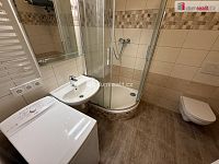 Pronájem bytu 1+1 27 m2 P5 Smíchov nezařízený po rekonstrukci pavlač - 7