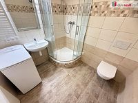 Pronájem bytu 1+1 27 m2 P5 Smíchov nezařízený po rekonstrukci pavlač - 8