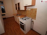 Pěkný byt 1+1 s vestavěným patrem ve druhém patře cihlového domu v Karlových Varech Rybářích - 2