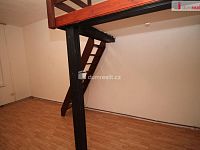 Pěkný byt 1+1 s vestavěným patrem ve druhém patře cihlového domu v Karlových Varech Rybářích - 5