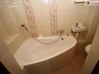 Pěkný byt 2+1 ve třetím patře cihlového domu v Karlových Varech Rybářích - 11