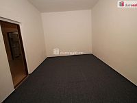 Pěkný byt 2+1 ve třetím patře cihlového domu v Karlových Varech Rybářích - 6