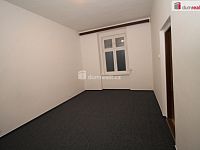 Pěkný byt 2+1 ve třetím patře cihlového domu v Karlových Varech Rybářích - 7