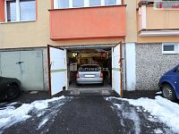 Garáž s elektřinou v přízemí panelového domu v Hroznětíně u Karlových Varů