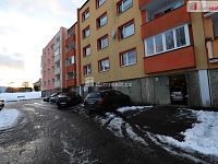 Garáž s elektřinou v přízemí panelového domu v Hroznětíně u Karlových Varů - 9