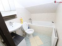 Pronájem pěkného bytu 1+kk v prvním patře rodinného domu u Karlových Varů - 7