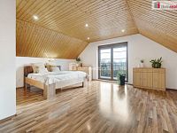 RD 6+1 s bazénem a FVE | 4 ložnice | 25 min Praha