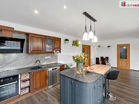 RD 6+1 s bazénem a FVE | 4 ložnice | 25 min Praha - 15