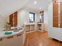 RD 6+1 s bazénem a FVE | 4 ložnice | 25 min Praha - 4