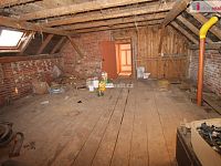 Zemědělská usedlost: dům se stodolou a možností koupě pole v Počátcích u Kraslic - 9