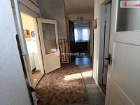 Pěkný byt 2+1 ve druhém patře cihlového domu v Aši v klidné ulici - 10