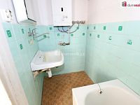 Pěkný byt 2+1 ve druhém patře cihlového domu v Aši v klidné ulici - 11