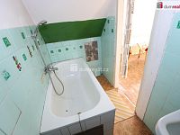 Pěkný byt 2+1 ve druhém patře cihlového domu v Aši v klidné ulici - 12