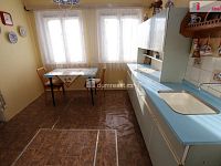 Pěkný byt 2+1 ve druhém patře cihlového domu v Aši v klidné ulici - 4