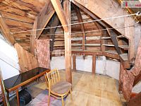 Pěkný byt 2+1 ve druhém patře cihlového domu v Aši v klidné ulici - 8