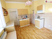 Prostorný byt 3+1 v prvním patře rodinné vily se zahradou, sklepem a garáží v Aši - 10