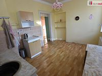 Prostorný byt 3+1 v prvním patře rodinné vily se zahradou, sklepem a garáží v Aši - 11