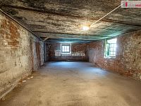 Prostorný byt 3+1 v prvním patře rodinné vily se zahradou, sklepem a garáží v Aši - 18