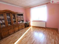 Prostorný byt 3+1 v prvním patře rodinné vily se zahradou, sklepem a garáží v Aši - 2