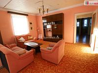 Prostorný byt 3+1 v prvním patře rodinné vily se zahradou, sklepem a garáží v Aši - 7