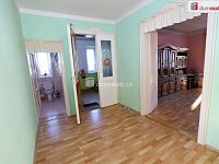 Prostorný byt 3+1 v prvním patře rodinné vily se zahradou, sklepem a garáží v Aši - 8