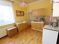 Prostorný byt 3+1 v prvním patře rodinné vily se zahradou, sklepem a garáží v Aši - 9