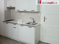 Pronájem světlého ateliéru 1+kk, 25 m² – Praha 6 – Dejvice, ulice Stavitelská