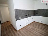Krásný byt 2+1/B/S po kompletní rekonstrukci v cihlovém domě v Sokolově - 10