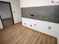 Krásný byt 2+1/B/S po kompletní rekonstrukci v cihlovém domě v Sokolově - 8