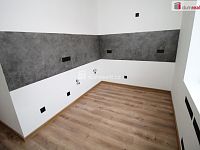 Krásný byt 2+1/B/S po kompletní rekonstrukci v cihlovém domě v Sokolově - 9