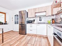 prodej  2gen. RD 6+2 210 m2, pozemek 1322 m2, Hostín, okres Mělník - kuch 1np