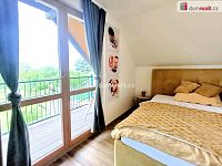 prodej  2gen. RD 6+2 210 m2, pozemek 1322 m2, Hostín, okres Mělník - lož s terasou 2np