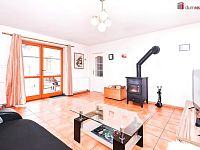 prodej  2gen. RD 6+2 210 m2, pozemek 1322 m2, Hostín, okres Mělník - obýv 1np